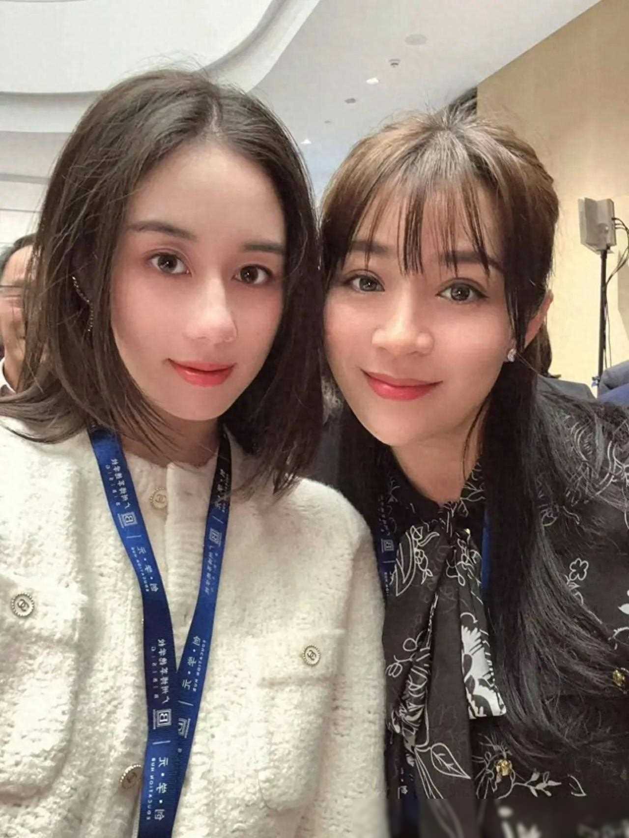 庄家彬夫妇与何超欣合照,三子站中间受宠爱_程新惠_爱情_婚姻