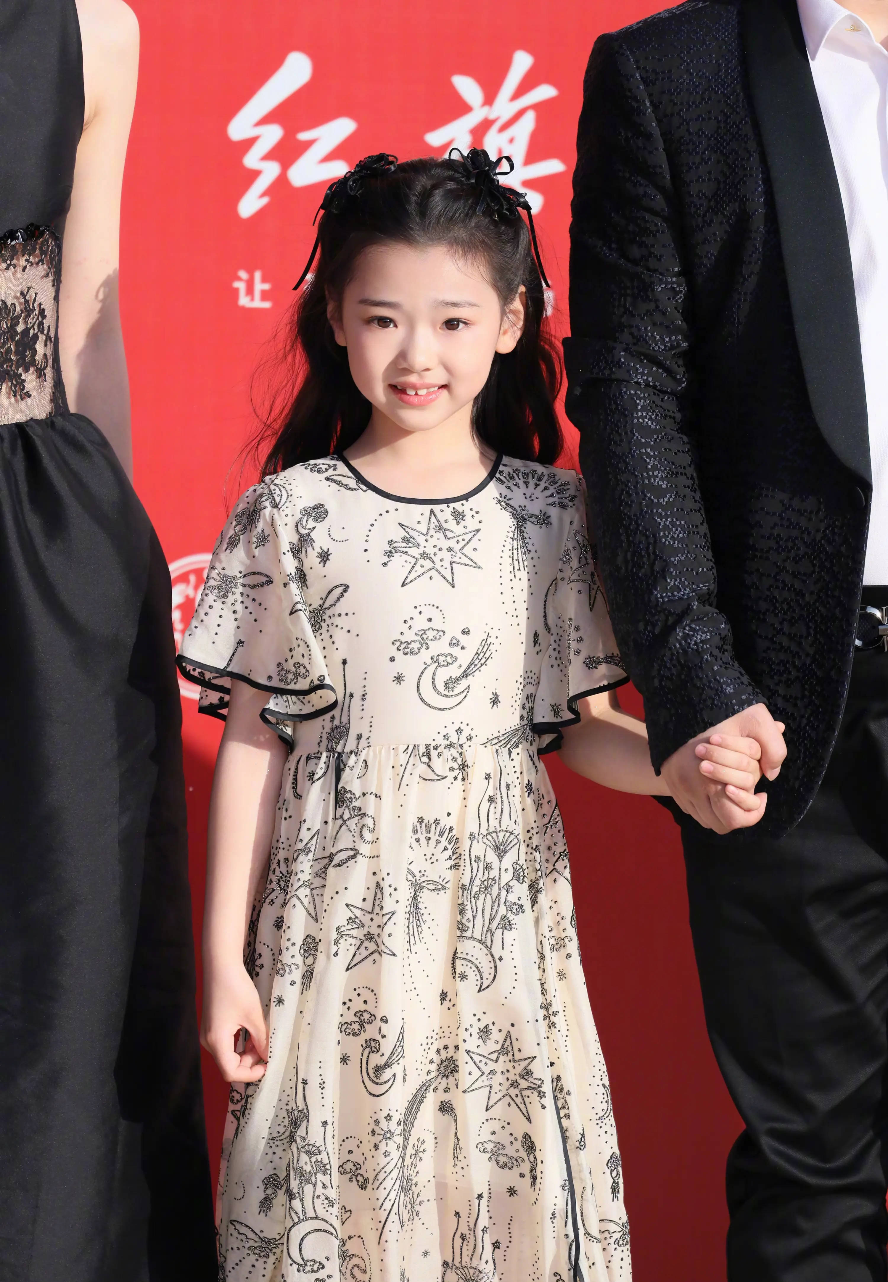 董璇女儿公主头走红毯 7岁小酒窝表情灵动娇憨可爱_北京_电影节_笑容