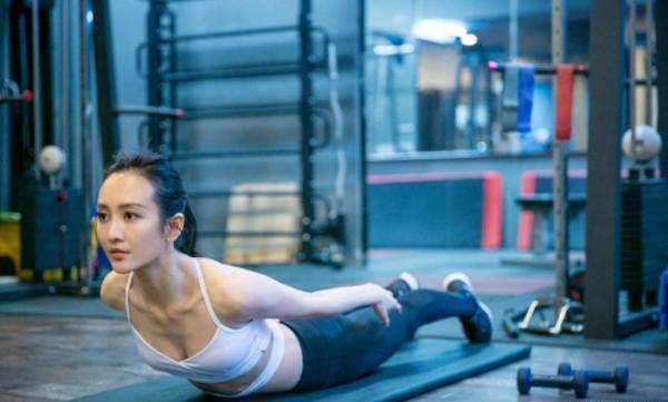 49岁闫妮瘦成佟丽娅,体重不到100斤,坦言:减肥方法真的很简单