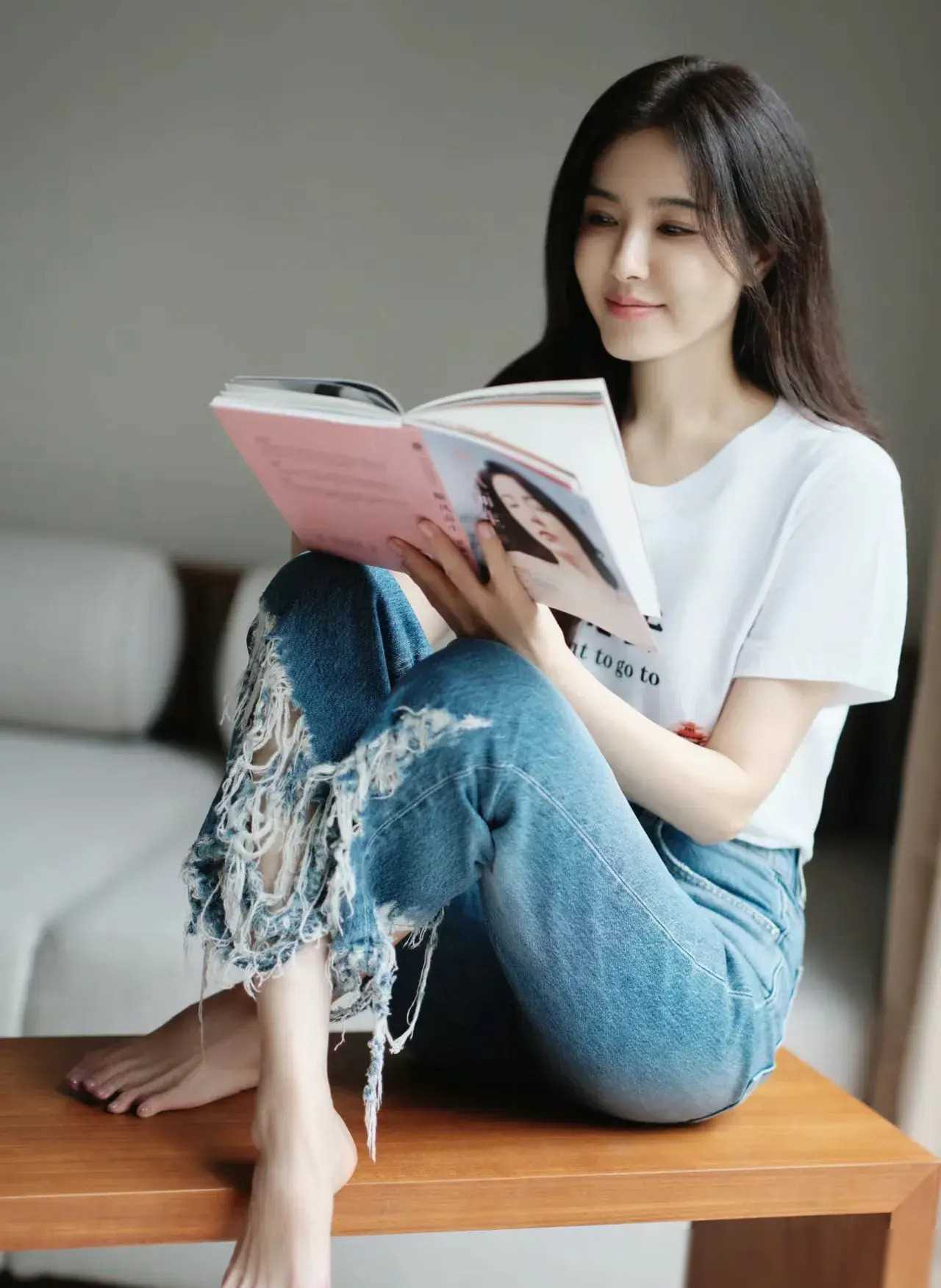 曾黎光脚丫自拍惊艳,气质超凡,美得宛若仙子,令人瞩目!