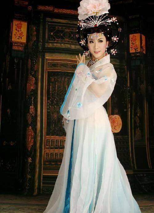 原创草根逆袭分手糟糠女友娶外国高官之女隐婚9年李玉刚现况如何