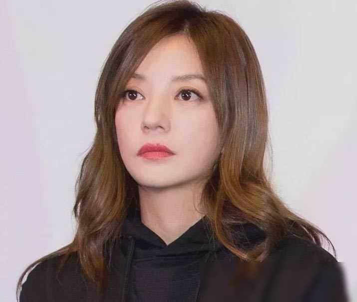 然而,随着年龄的增长,赵薇的兴趣逐渐转向了表演.