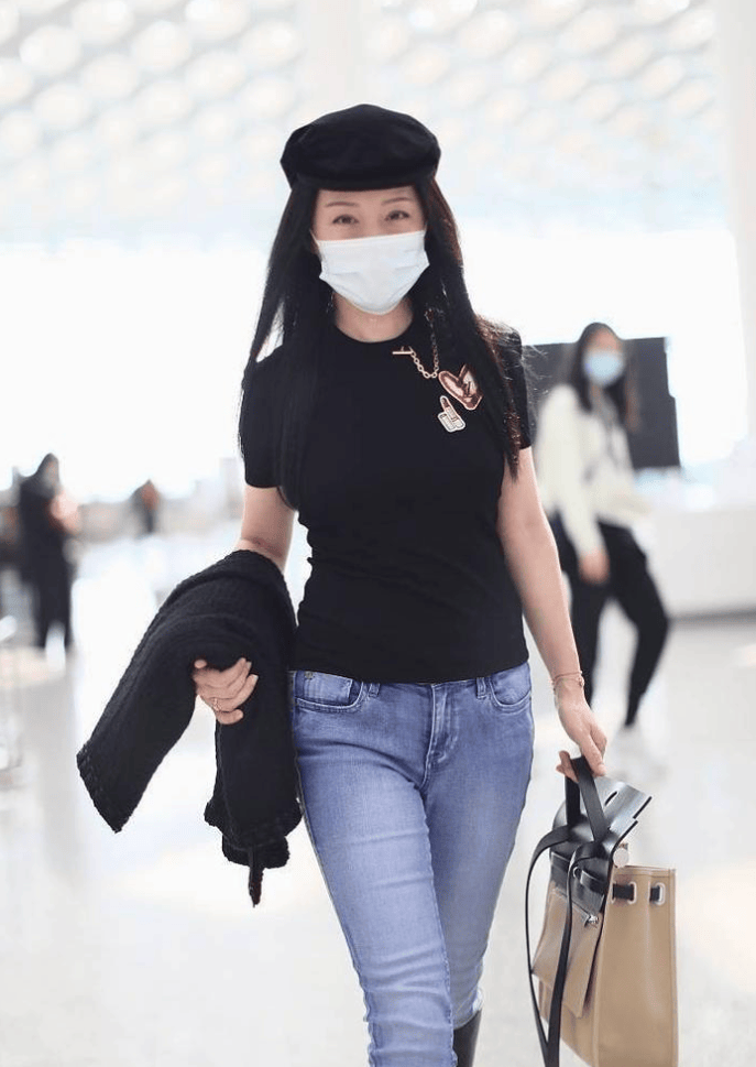 杨钰莹带来了一种新的穿搭方式:黑色t恤+牛仔裤+靴子，52岁的她达到了一个新的高度。
