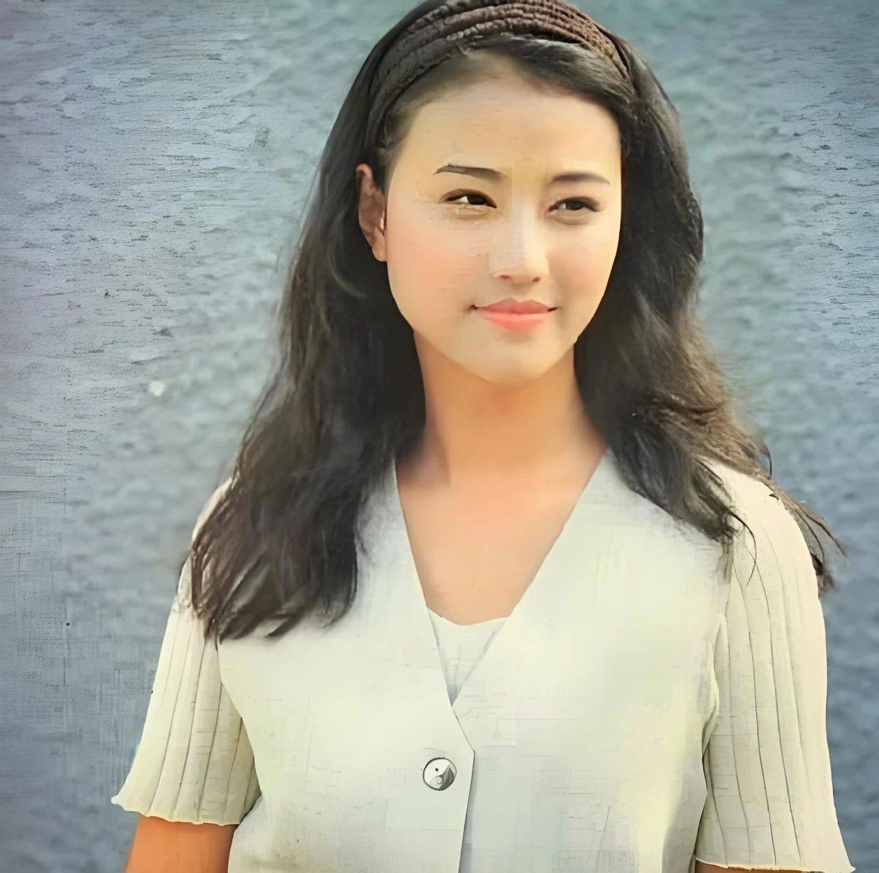 周海媚墓地公开,墓碑设计独特