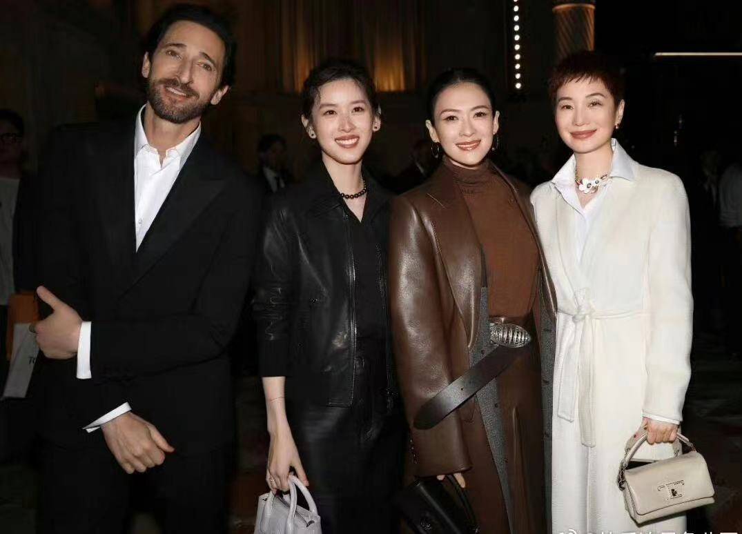 相差15岁,章泽天章子怡出席品牌活动,频频合影姐妹情深羡煞旁人