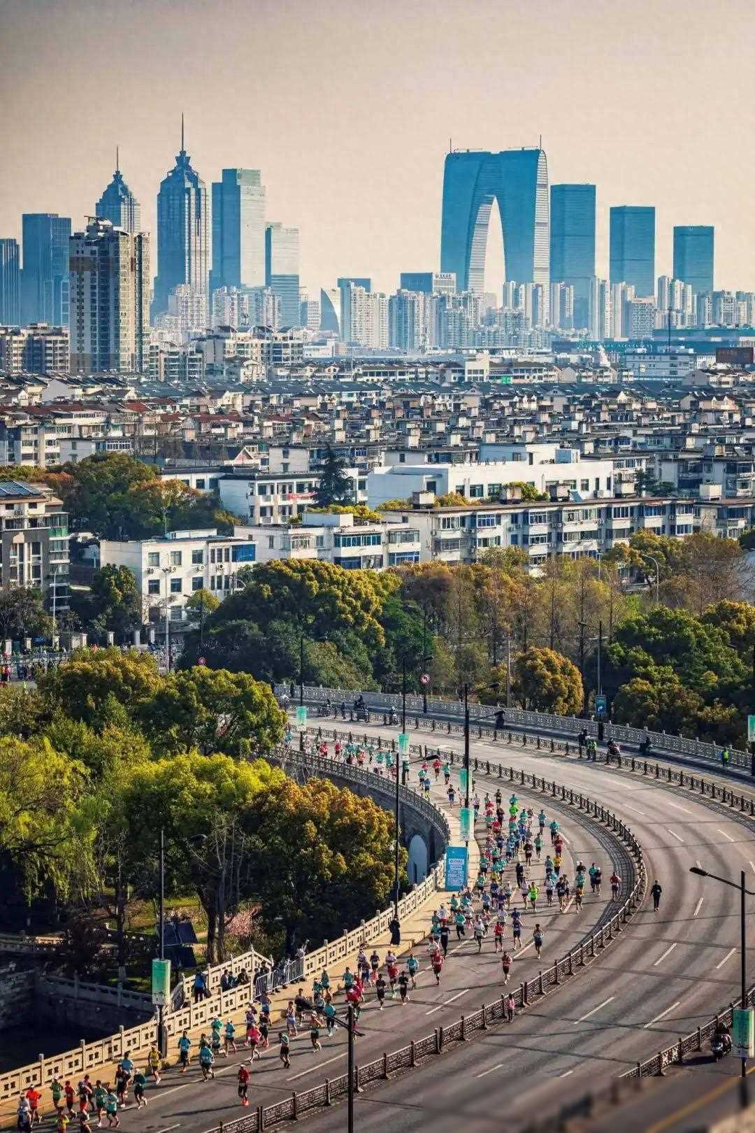 参赛者将沿着金鸡湖大道,星杭街,葑谊街,杨枝塘路等道路前行,最终抵达