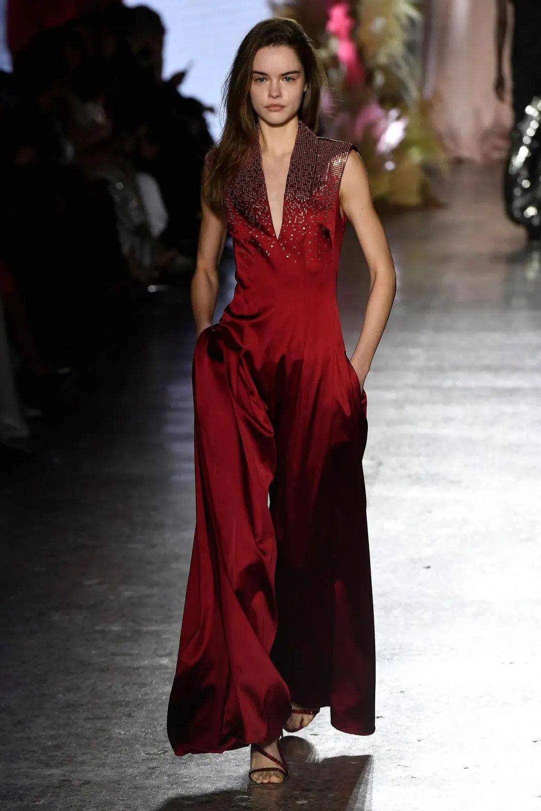 同色系搭配呈现和谐统一的视觉效果红色是一个非常醒目而充满热情的