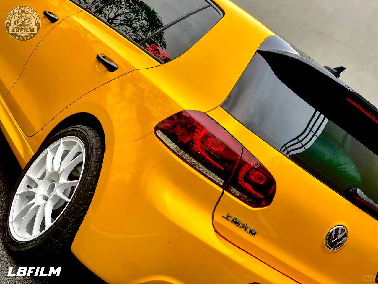 大众高尔夫lb超亚金属枫叶黄改色膜,张扬奔放的鲜黄色