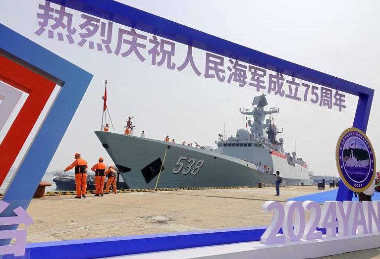 烟台港k11码头,一阵汽笛声响起,海军烟台舰缓缓靠岸,伏波静卧,这是