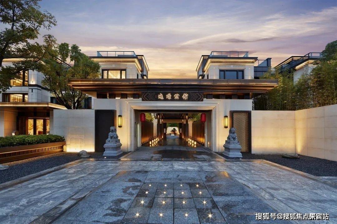 中冶·逸璟公馆实景宅门两侧两尊镇宅护院的巨大石狮,采用天然石材