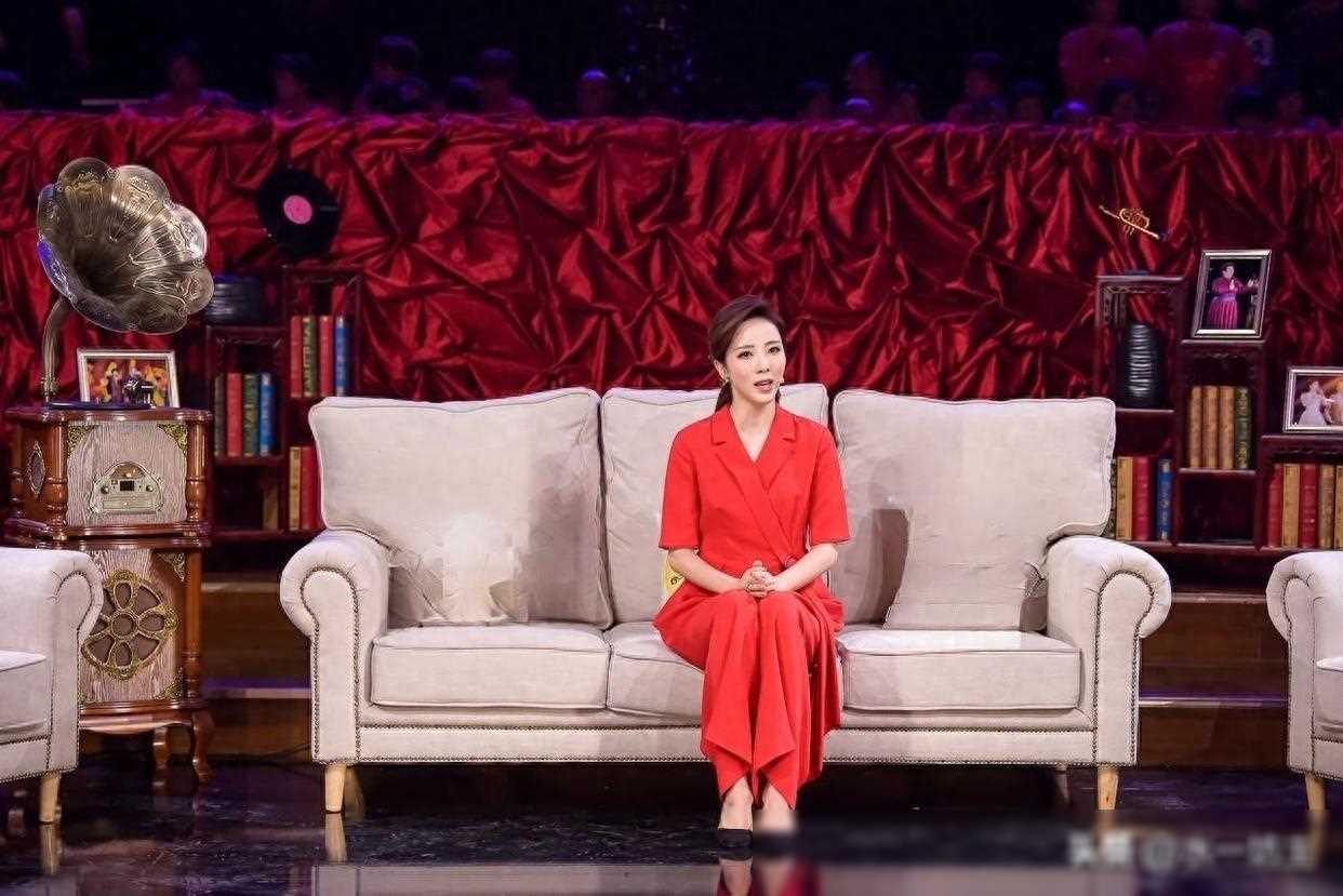 央视综艺频道新面孔!李思思张蕾离职后,新人接手烫手山芋