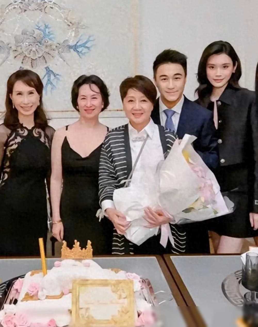 四太庆生合照曝光:何超琼与闺蜜共庆,相差两岁却似姐妹