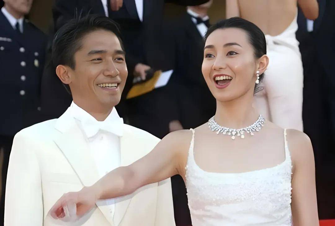 59岁张曼玉露面!扎丸子头张嘴大笑,林丹李宗纬合体站位引热议