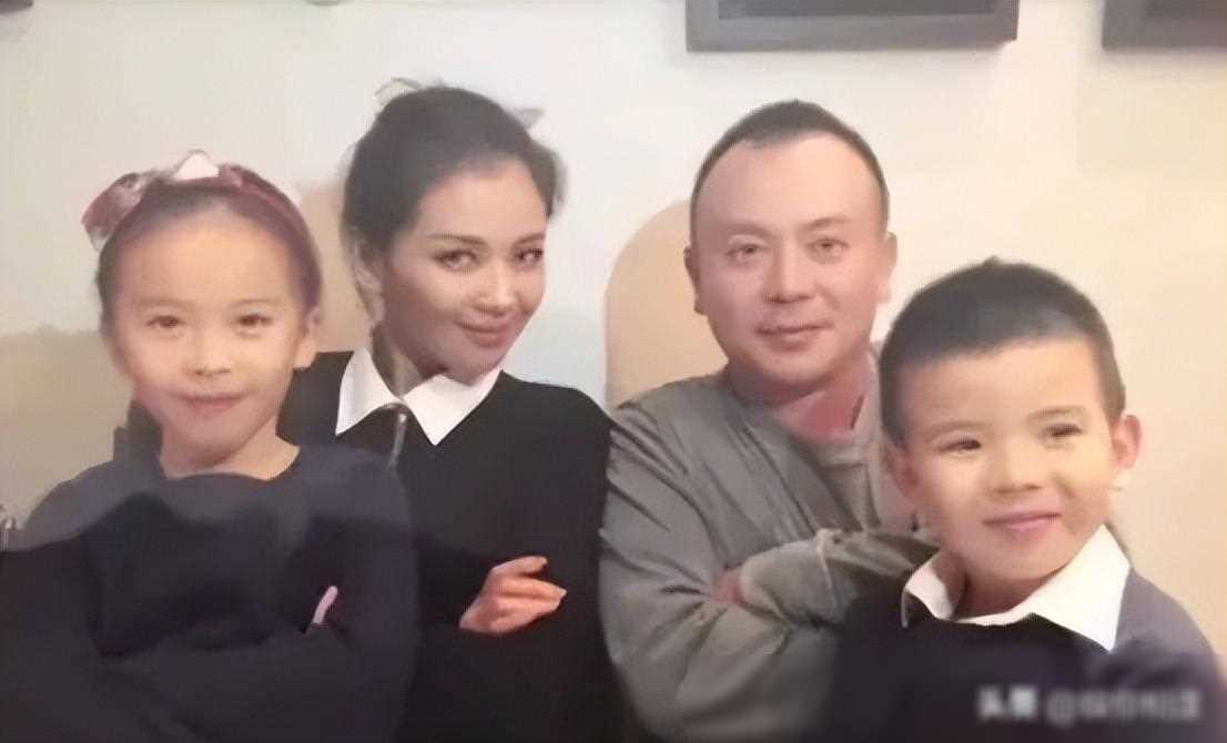 刘涛晒全家福,她44岁细嫩像少女,小2岁老公头顶秃秃像老头