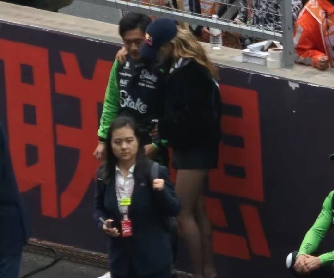 谷爱凌穿超短裙现身上海！曾拒绝与姚明合影，与周冠宇贴脸热聊