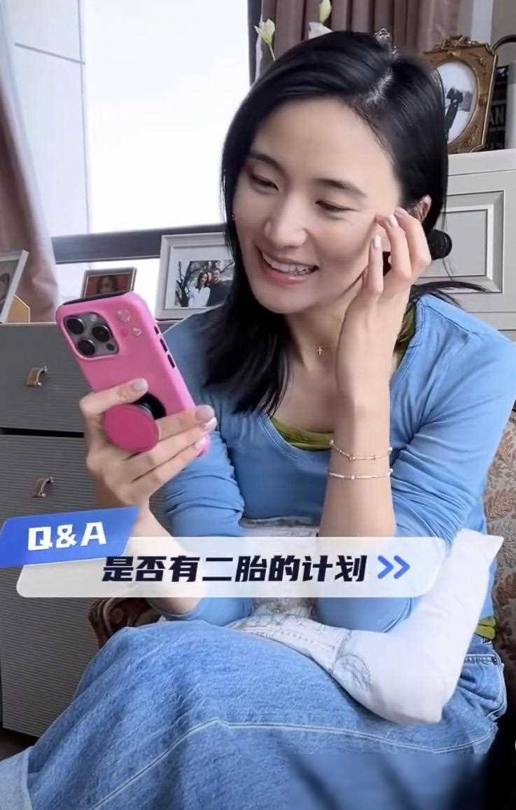 李亚鹏妻子晒全家福,李嫣兔唇已修复,李嫣五官像王菲更多