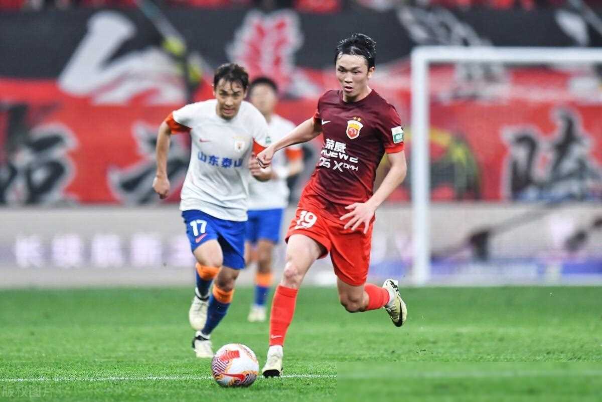 相比之下,上海海港队虽然取得了胜利,但也暴露出防守上的问题