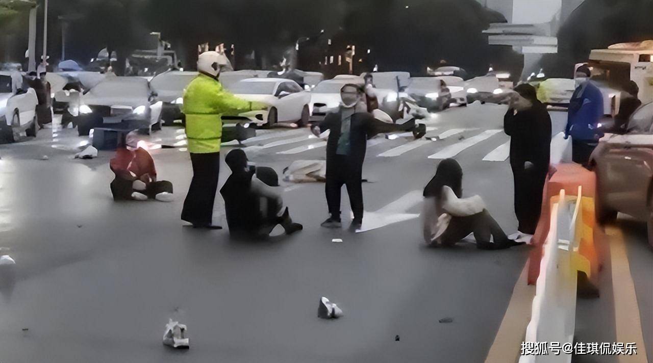 执行死刑!00后男子开宝马冲撞人群,致6人死亡,撞人后撒钱大笑