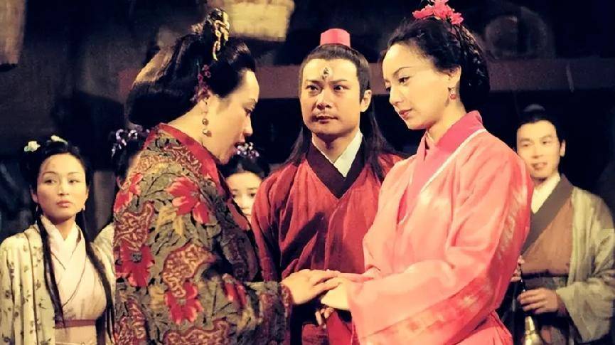 做生意欠下巨债,她伪造收据套取现金,携子女移居国外