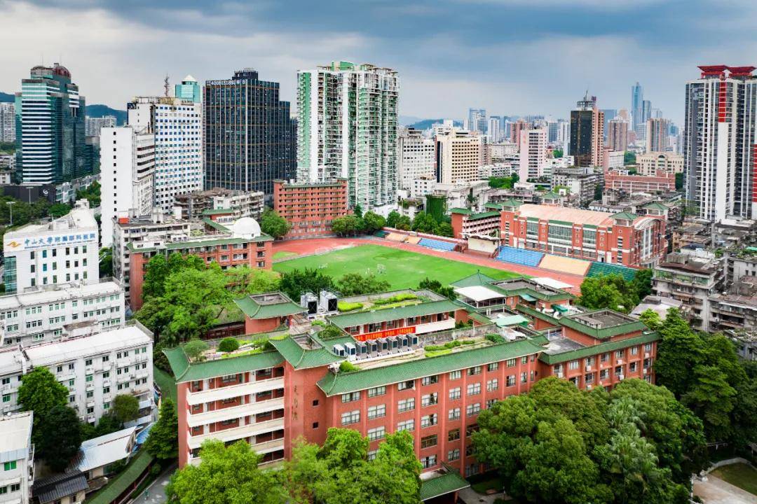 其他地方的孩子每天读书起早贪黑,但从越禧府去执信中学,只需多走几步