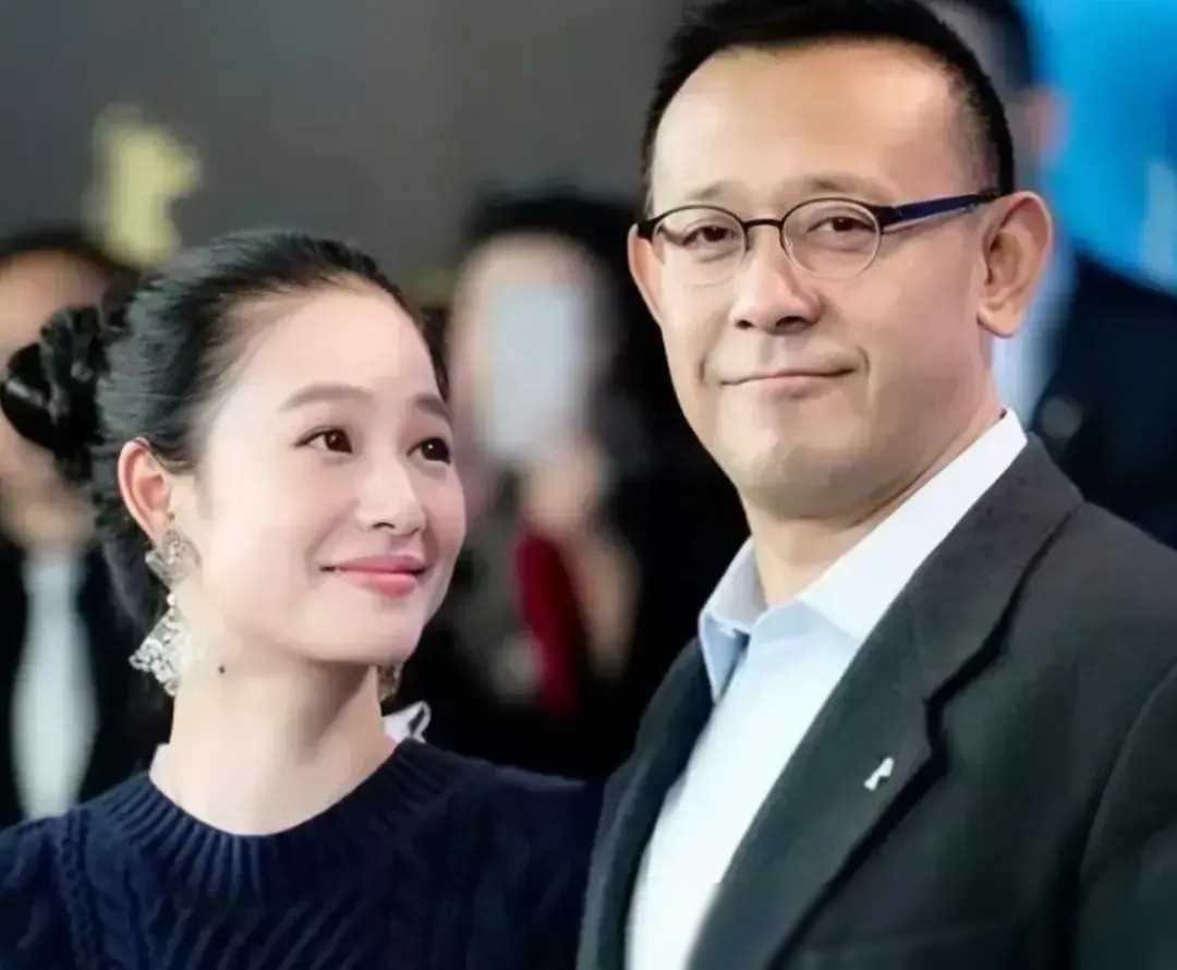 姜文一家四口罕见同框,周韵显老态引关注,两子颜值平淡