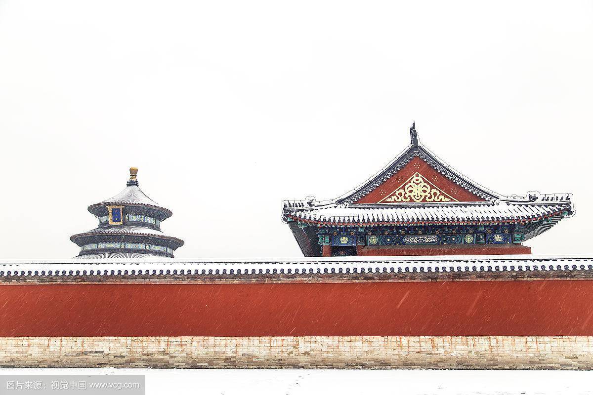 景山公园内古树参天,山峰独秀,殿宇巍峨,牡丹品种繁多,文化活动丰富.