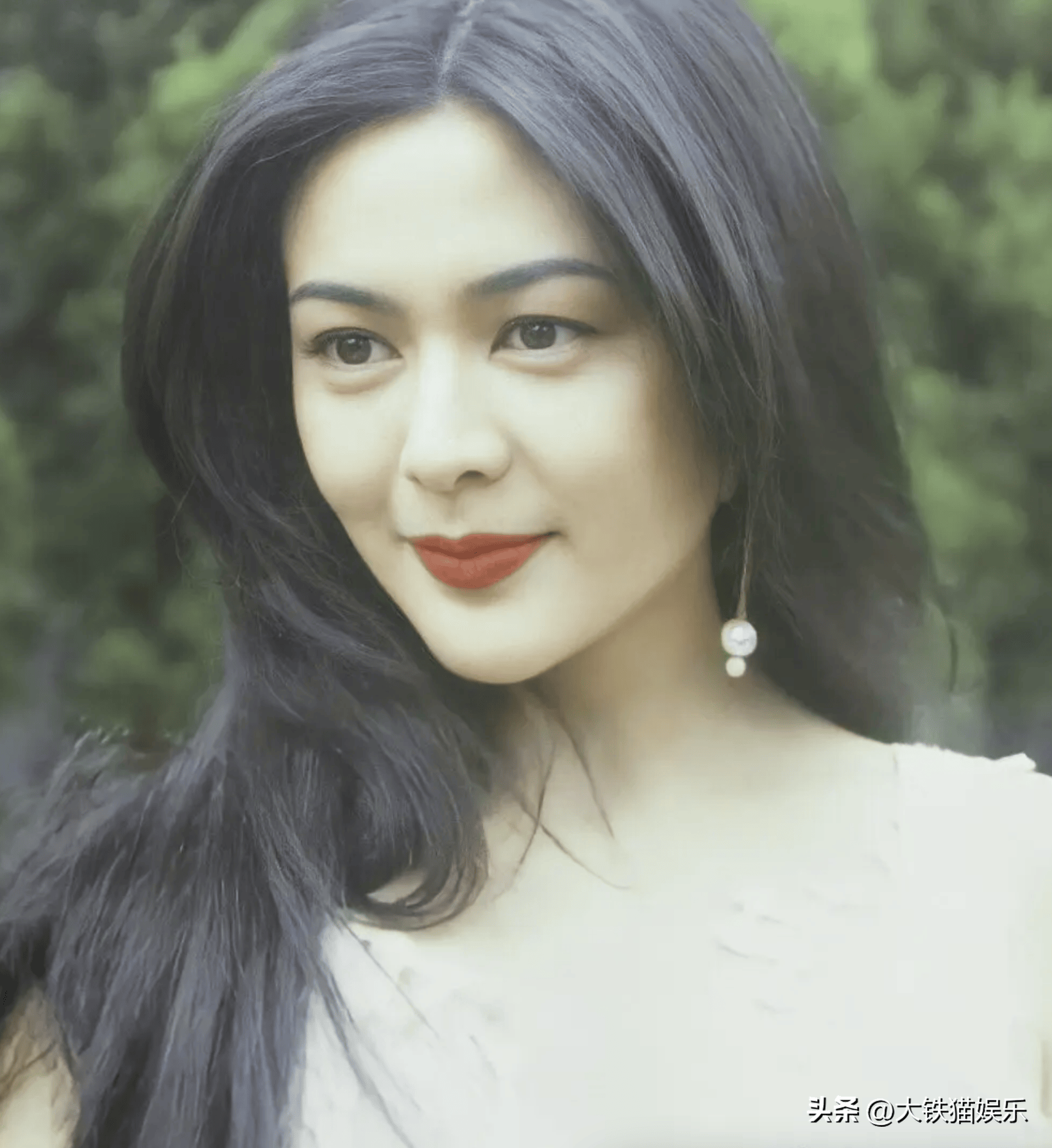 袁咏仪女生男相到底算不算大美人,看她和李嘉欣合影,就有答案了