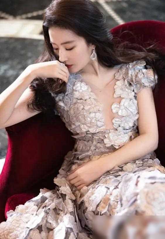 刘亦菲穿低胸裙魅力十足,岁依旧美丽动人