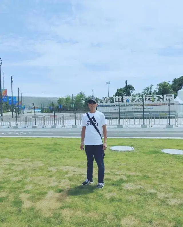 战友聚会,我刚起头:"战友战友,亲如兄弟…"大家立即跟唱起来_连长