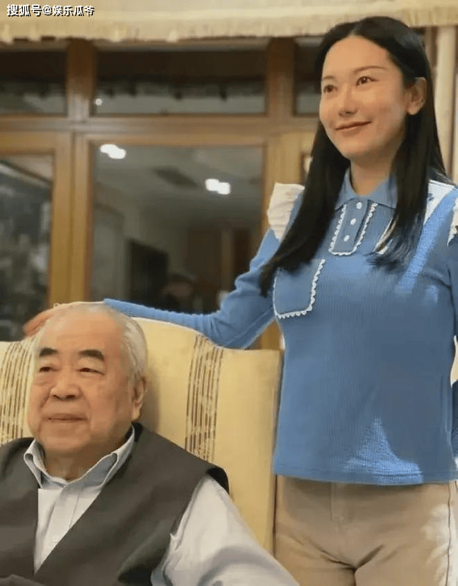 前妻去世不足3年,86岁范曾再婚娶36岁徐萌,新婚妻子身材傲人