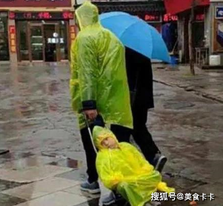 当爸爸在下雨天接孩子放学时，镜头转向孩子时，路人笑着说，太糟糕了_妈妈_宝宝_时间。