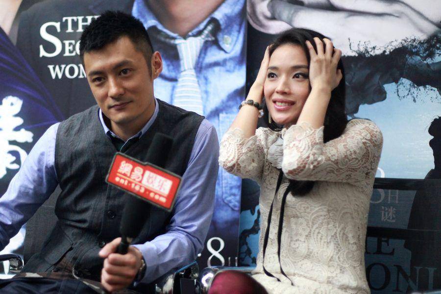 舒淇和张震的绯闻可以说是最真的了,因为他们被拍到过牵手的画面.