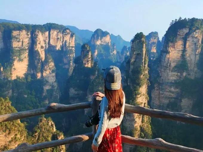 没到,小芬就帮我们提前安排好了4天3晚的酒店,门票还有张家界的特色美