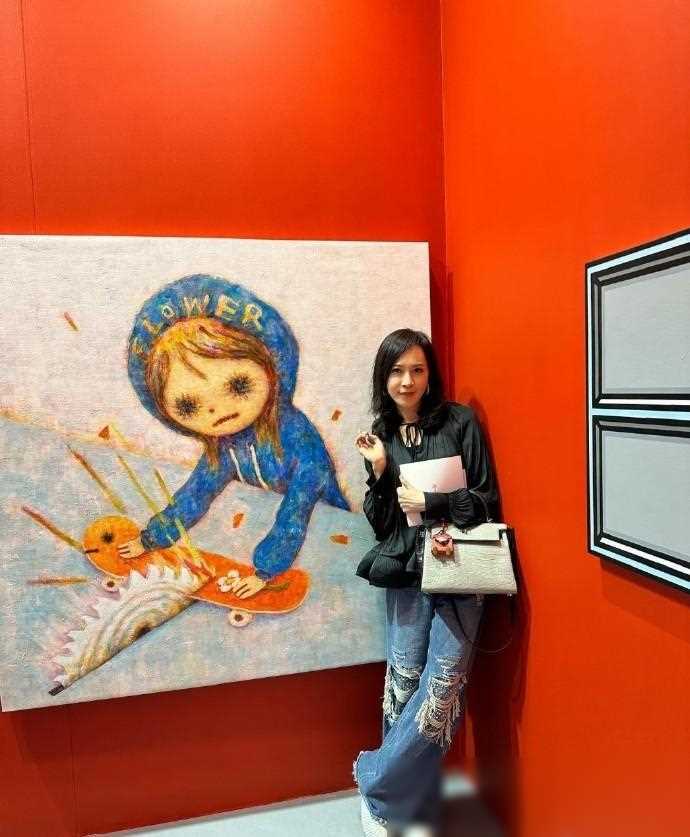 冻龄女神顾纪筠与周润发,宛如一对年轻情侣的邂逅