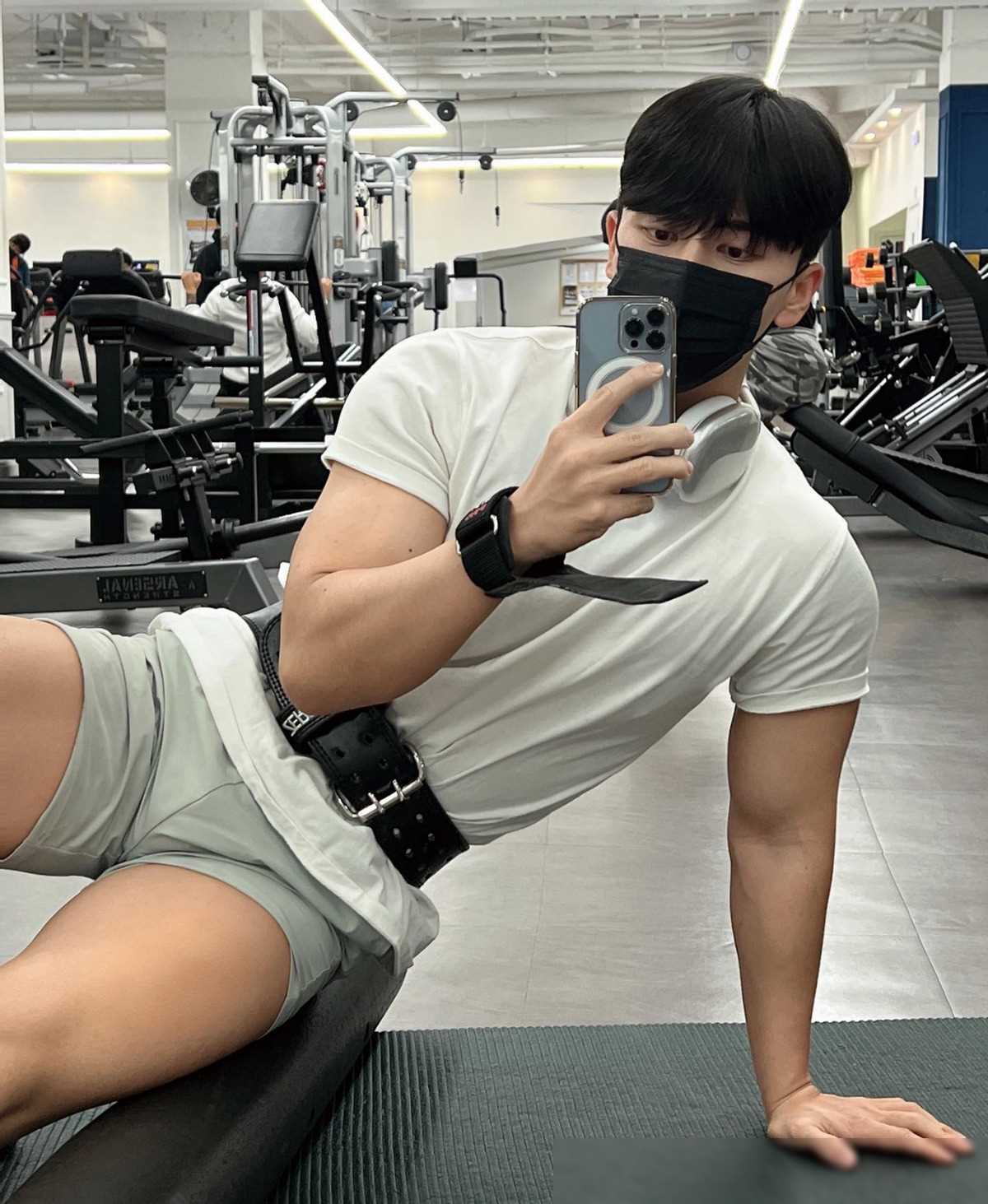 韩国大兵肌肉身材堪比健身教练,脱下军装展现迷人腹肌