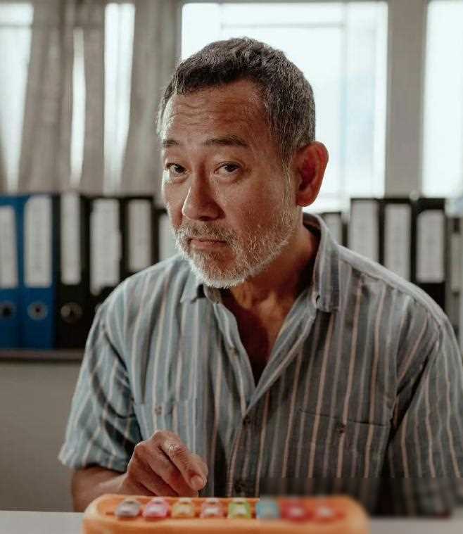 梁朝伟获影帝,引发质疑,刘嘉玲带"龙虾"上台领奖