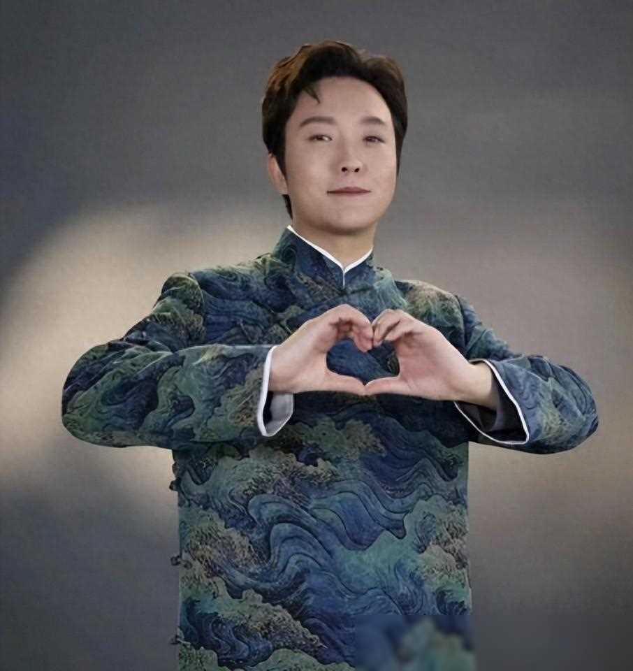 李玉刚的逆袭之路：坚韧成就国家一级演员，李玉刚：从卑微到辉煌的传奇逆袭者