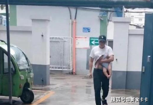 父亲带孩子躲雨的照片火了，宝宝看起来很无助。网友:真的不靠谱_妈_父_时间。
