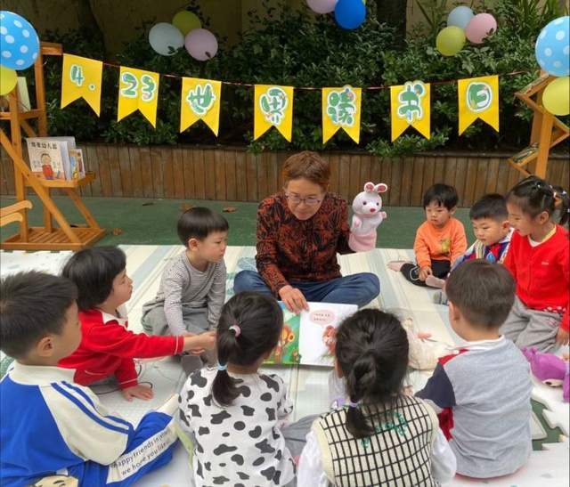 小四班高思齐奶奶带来故事《爱吃水果的牛》,特别的小牛引发了幼儿极