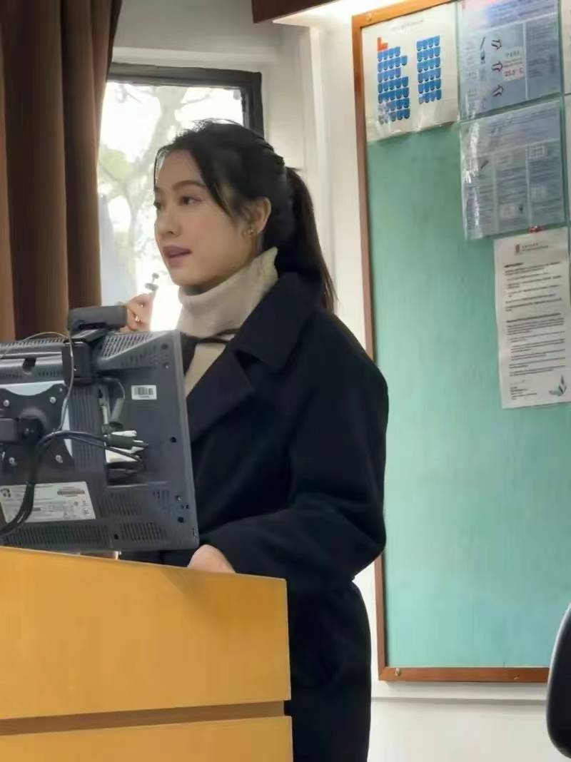 tvb花旦朱千雪挺8个多月大孕肚教课,网友:内娱花旦退下来能做啥