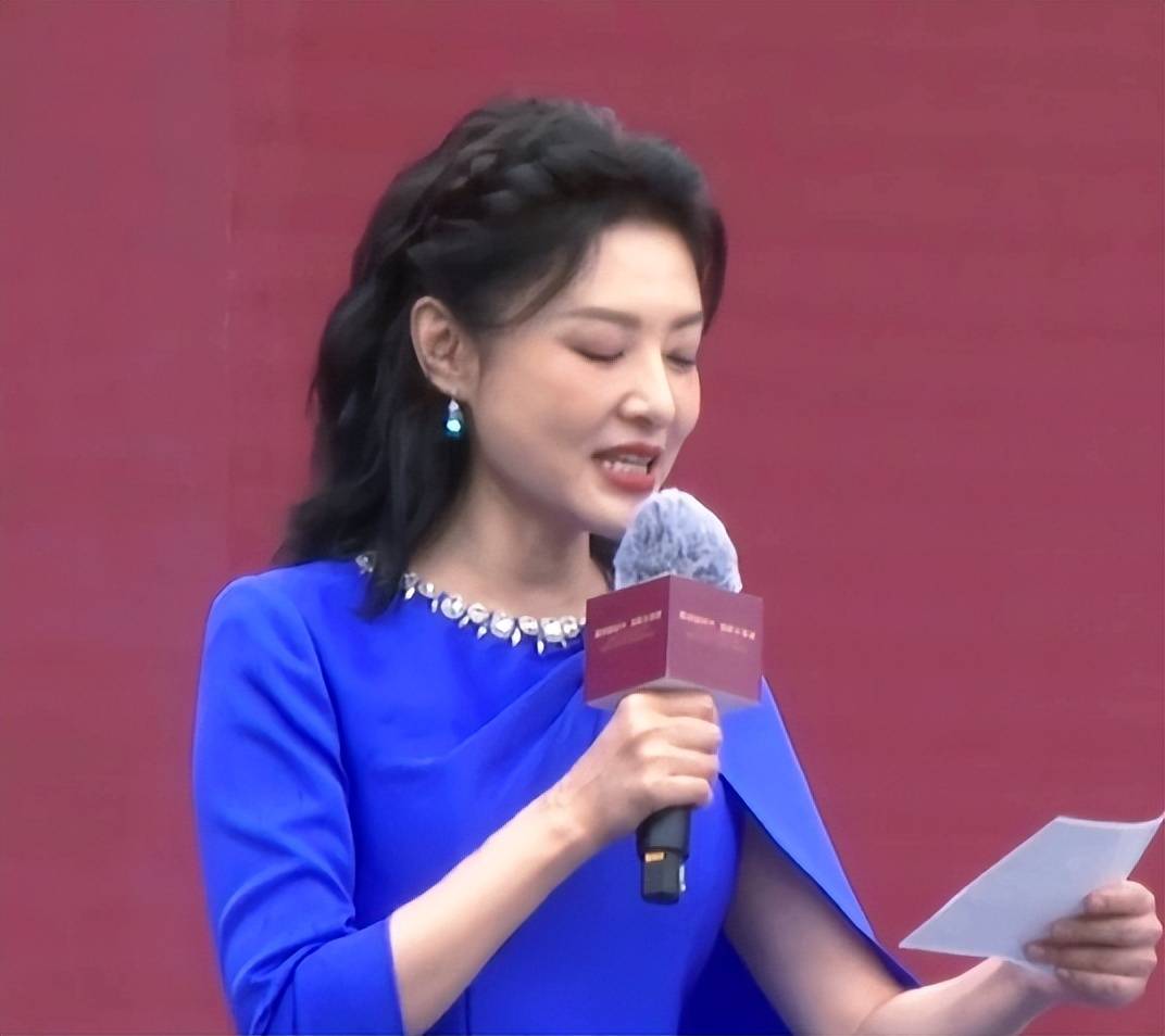 周涛:赴四川主持下基层慰问演出,出道29年首次以披肩发造型出镜