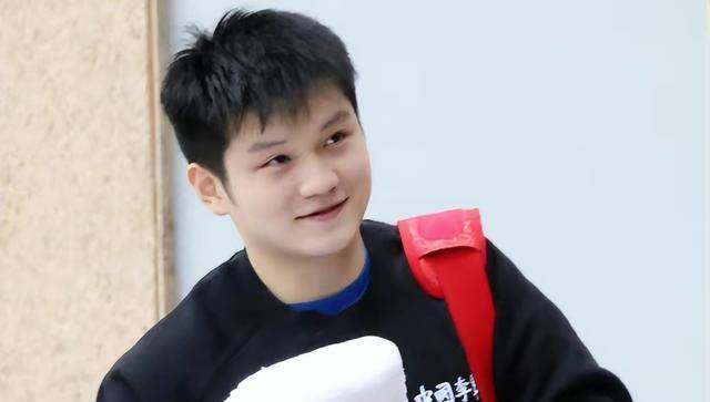 中国游泳界喜迎新人,余贺新公布婚讯,新郎竟是樊振东小学同窗