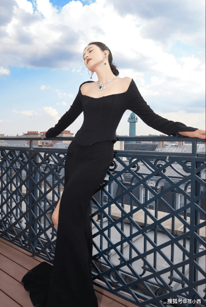 被高圆圆的上班图惊艳!穿紧身露肩连衣裙变"水蜜桃",性感又迷人