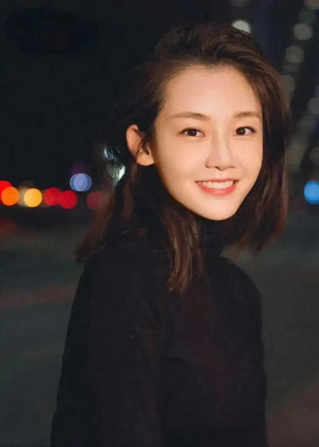 的舞蹈天赋的苗苗,在北京舞蹈学院接受专业培训后加入了总政歌舞团