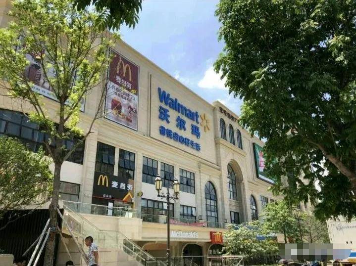 目前有宝来广场以及龙光城沃尔玛两个中大型商业,另外还有福鑫购物