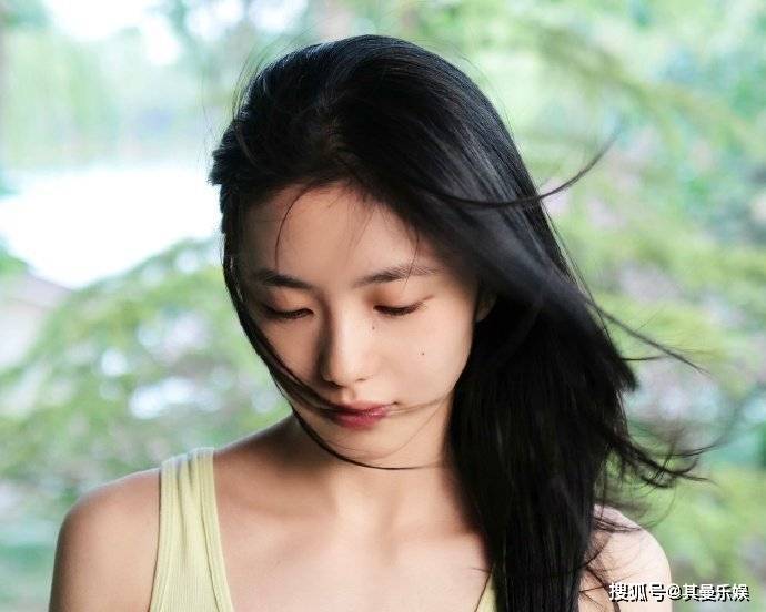 刘浩存夏日写真曝光:清风拂面展露文艺气质,侧颜精致宛如画中仙