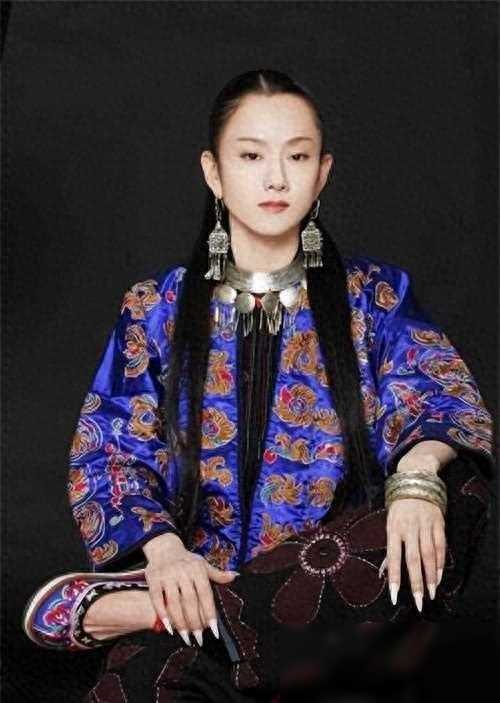 杨丽萍与男助理关系成谜,网友猜测:是老佛爷再世?