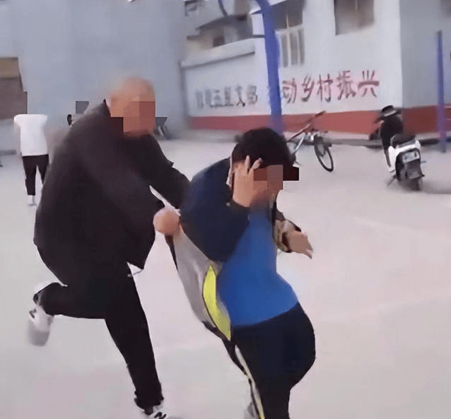 原创            父亲替女儿殴打霸凌者被拘，“以暴制暴”还是“依法维权”