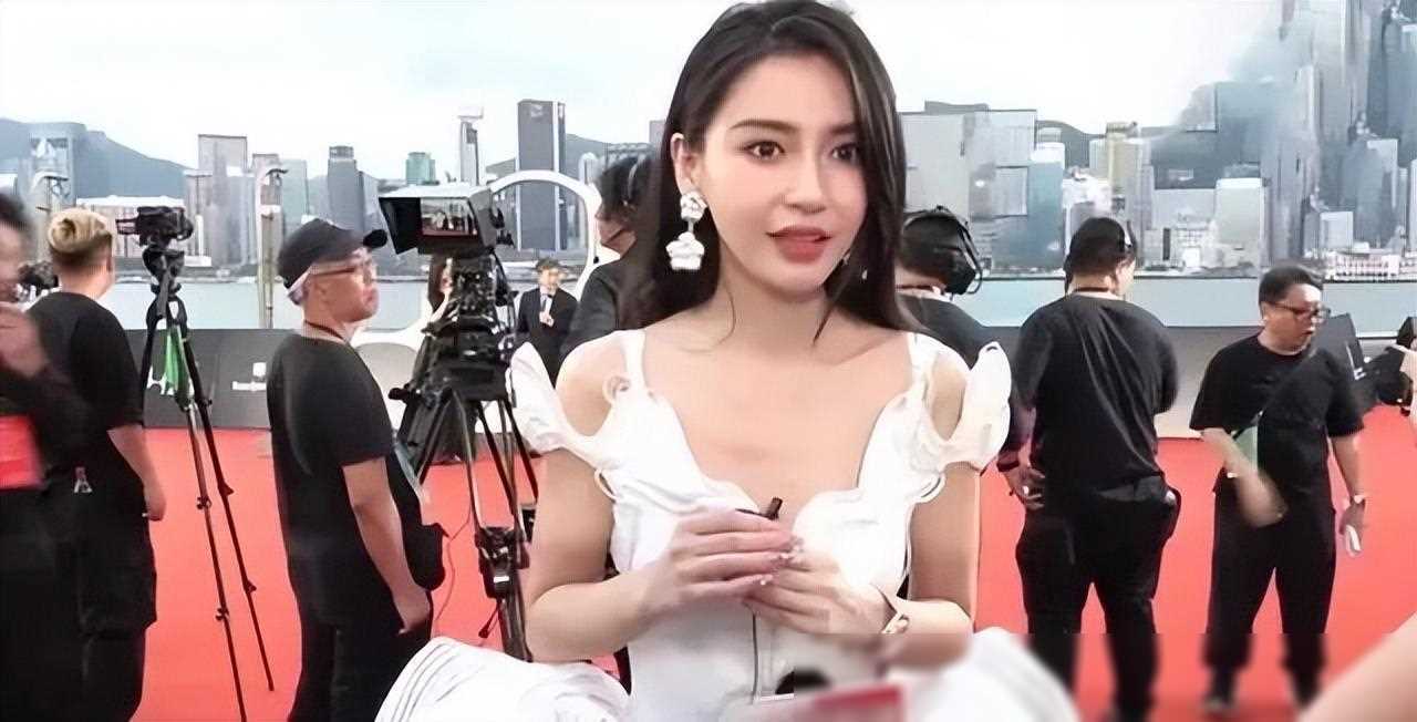 杨颖香港发展受关注,未回应封杀传闻,携儿子公开露面