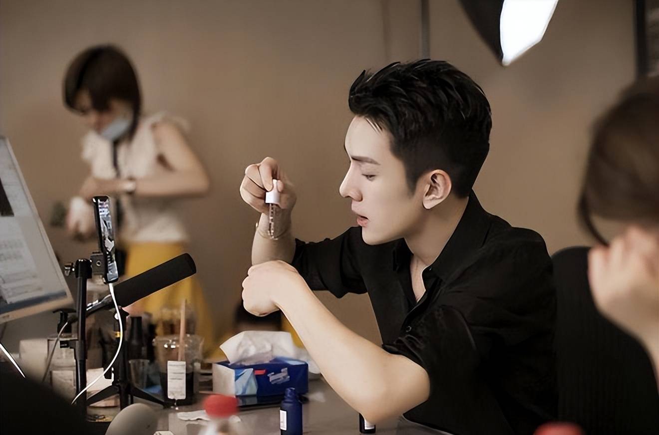 有人说做主播学历并不重要,但他们不知道的是,李家琦可是毕业于211